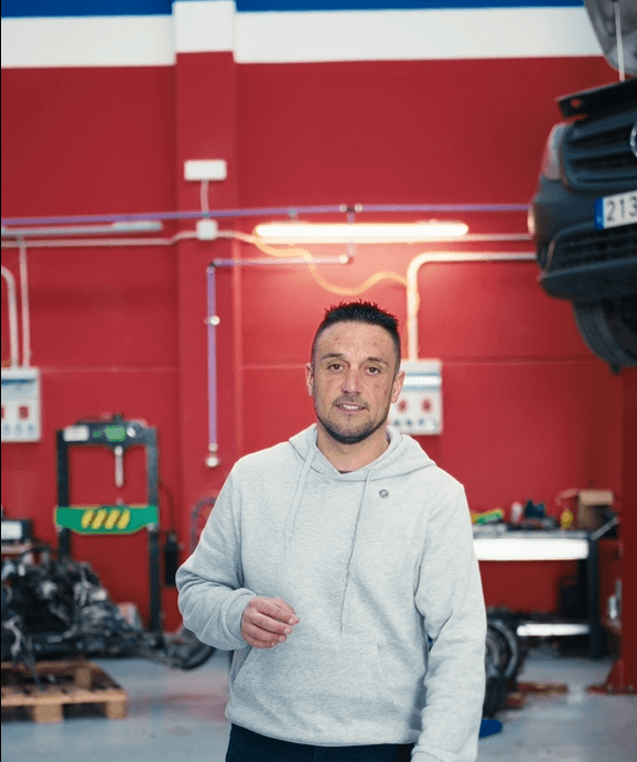 Jose M., fundador de ConexAuto, en el taller